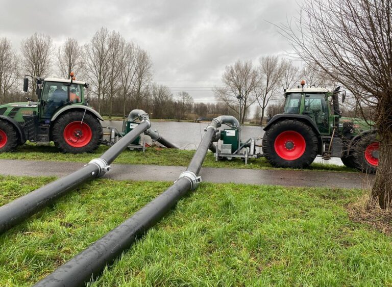 Hoogheemraadschap plaatst noodpompen om overtollig regenwater af te voeren