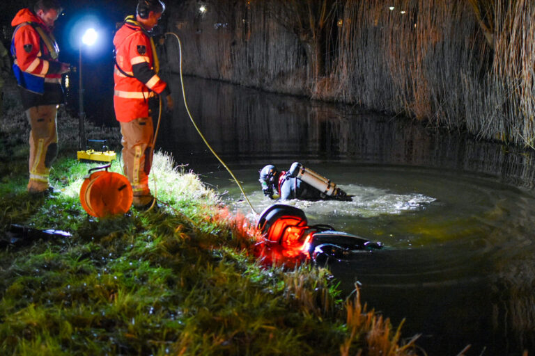 Brandweer rukt uit voor gedumpte deelscooter in water Zwanehalspad