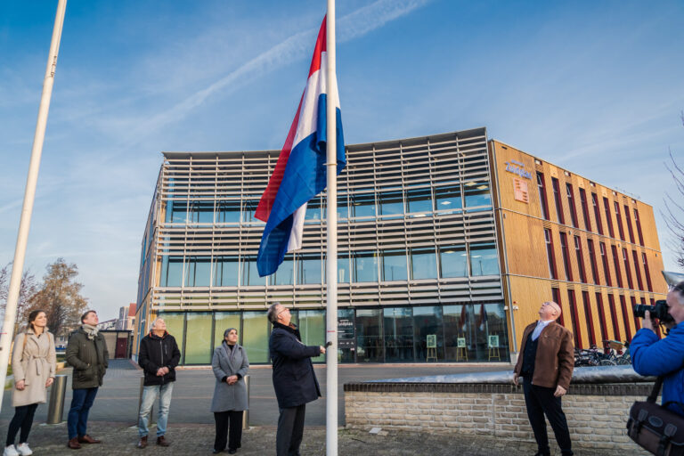 Burgemeester Zuidplas hangt vlag halfstok voor slachtoffers aardbeving  Turkijke en Syrië