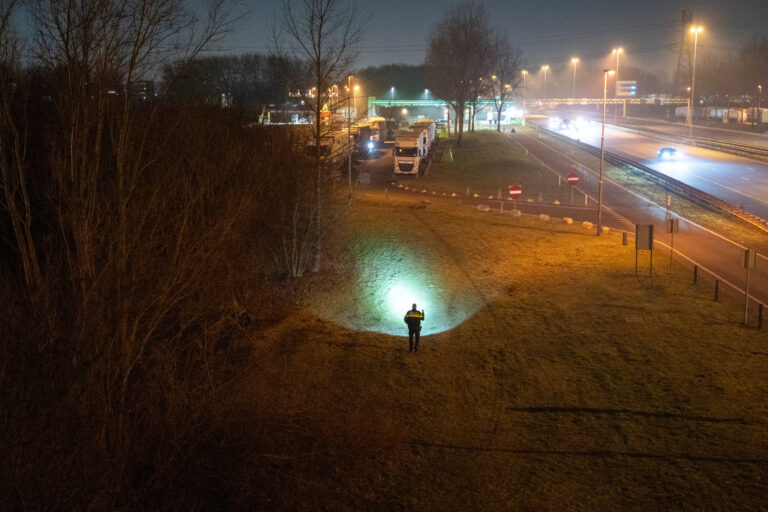 Politie zet grote zoekactie op nadat persoon uit taxi springt op A20