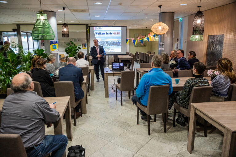 Delegatie van Haagse ministeries bezoeken Oekraïense opvang in Nieuwerkerk aan den IJssel