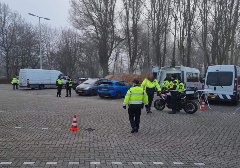 Meerdere boetes en inbeslagnames tijdens gezamenlijke controle politie en belastingdienst