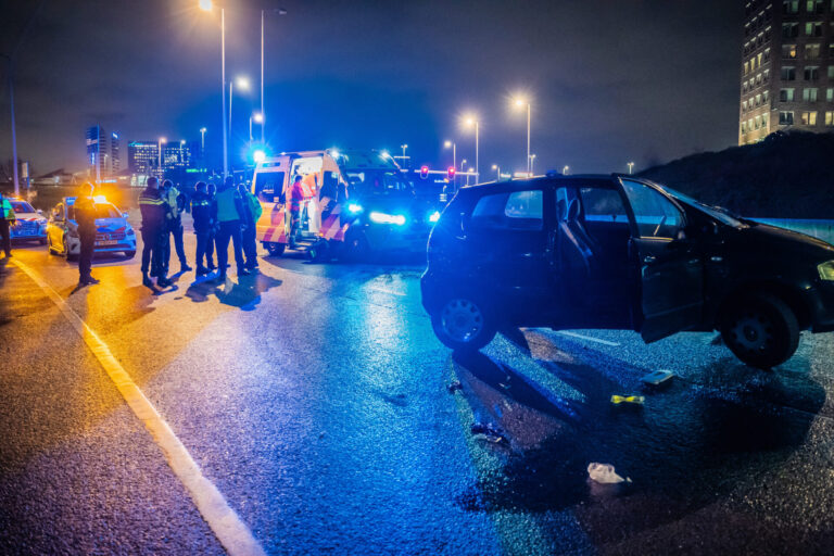 Automobilist zwaargewond na ongeluk Abram van Rijckevorselweg