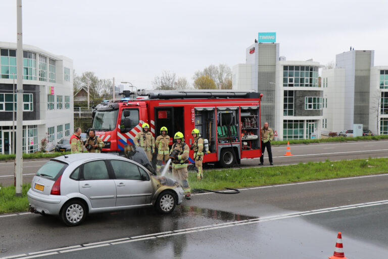 Auto vliegt tijdens rijden in brand