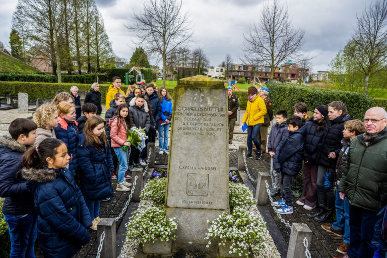 Leerlingen Contrabas en Capelse Schoolvereniging bij kinderherdenking op Oude Begraafplaats