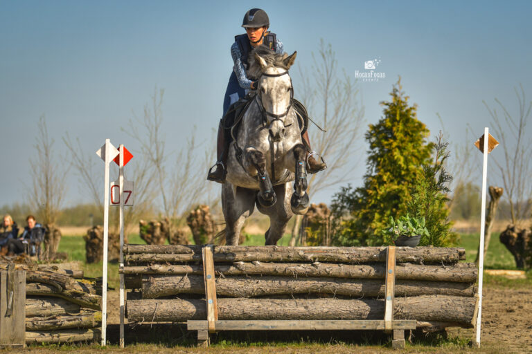 Nek aan nek race bij eventingwedstrijd Zuidplasruiters