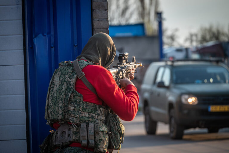 Grote militaire eindoefening in loods Bredeweg Zevenhuizen