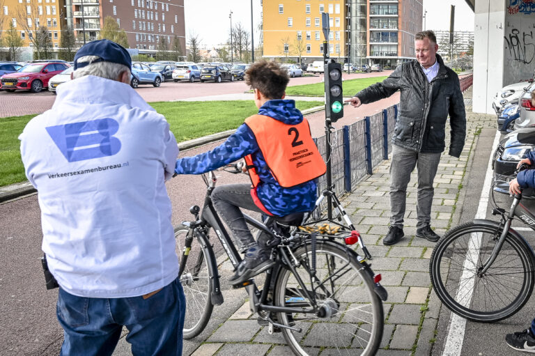 Capelse leerlingen doen verkeersexamen