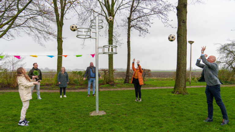 Korfbalpaal onthuld aan De Lepelaar in Moerkapelle