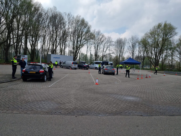 Grootschalige verkeerscontrole van politie en belastingdienst op Capelseweg