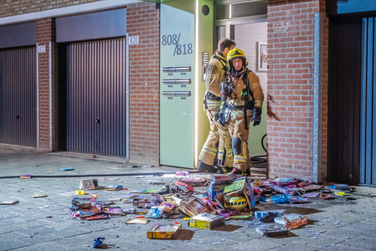 Brandweer blust brand in portiekwoning aan Wiekslag