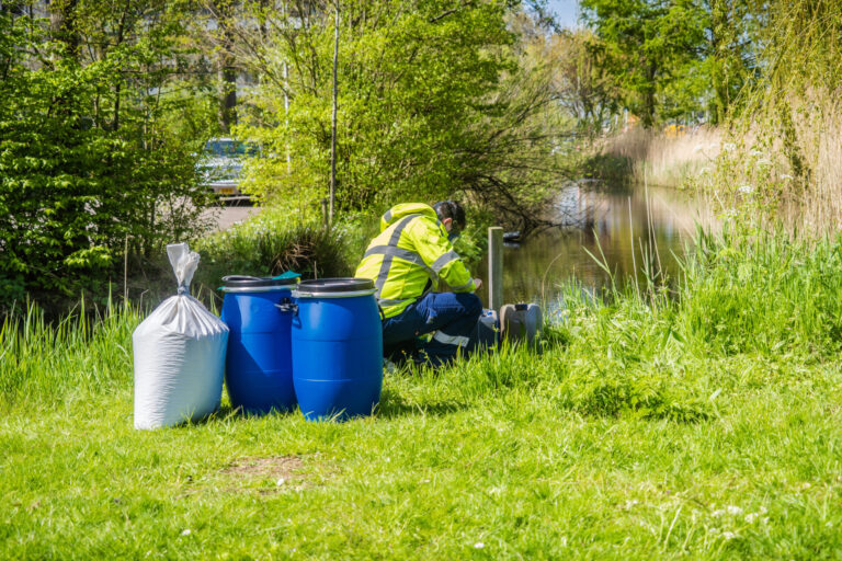 Jerrycans met drugsafval gedumpt in water Schenkel