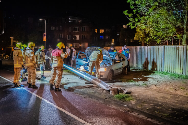 Automobilist rijdt week na behalen rijbewijs lantaarnpaal omver