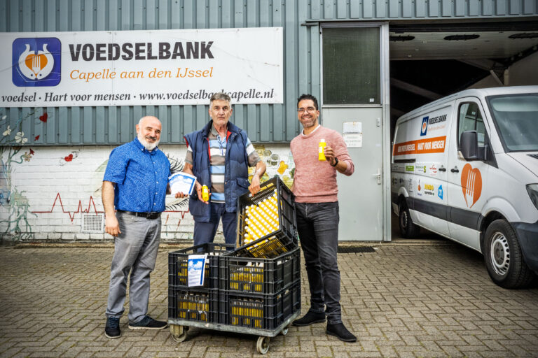 Gemeente start campagne over risico’s zonnen en doneert zonnebrandcreme aan voedselbank