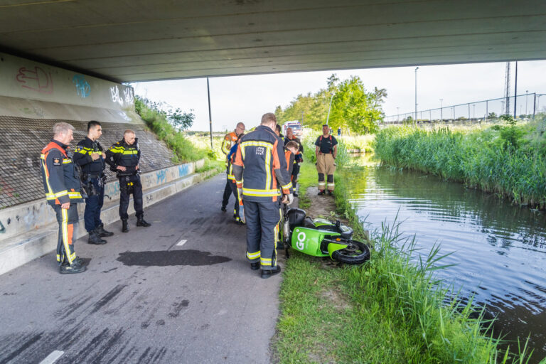 Deelscooter in water Warmoezenierspad Nieuwerkerk doet brandweer uitrukken