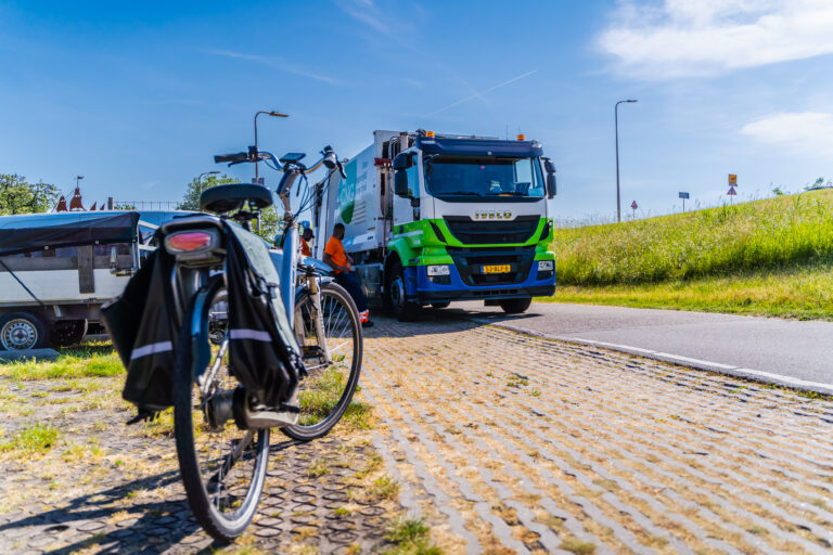 Fietster botst op vuilniswagen op Nijverheidsstraat