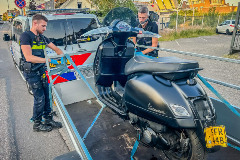 Scooterrijder slaat op de vlucht na botsing met auto bij hockeyclub Capelseweg