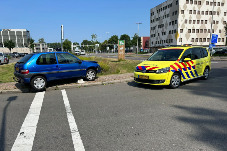 Vrouw op leeftijd botst onder invloed tegen paal