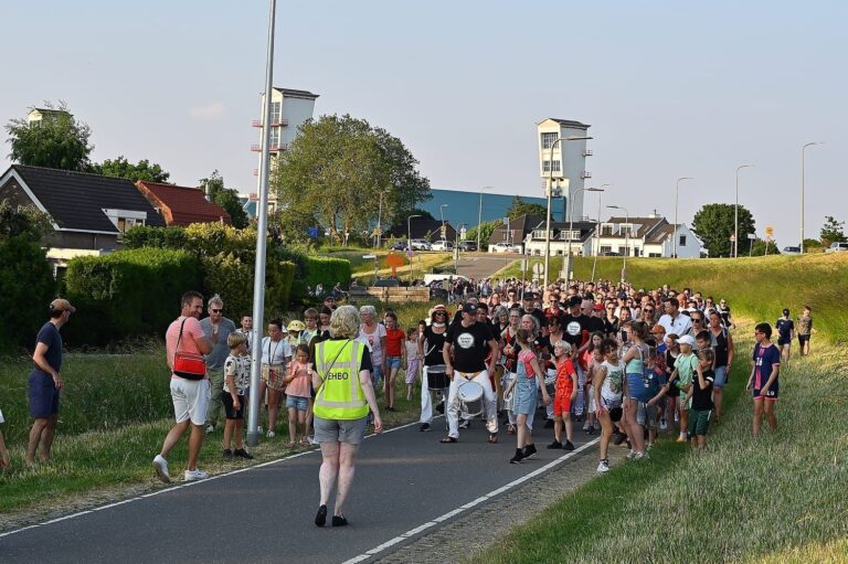 Avondvierdaagse Capelle-west feestelijk ten einde op zonovergoten avond