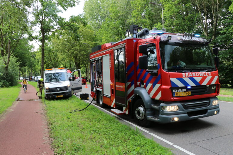 Autoambulance begint te roken op Schenkelse Dreef