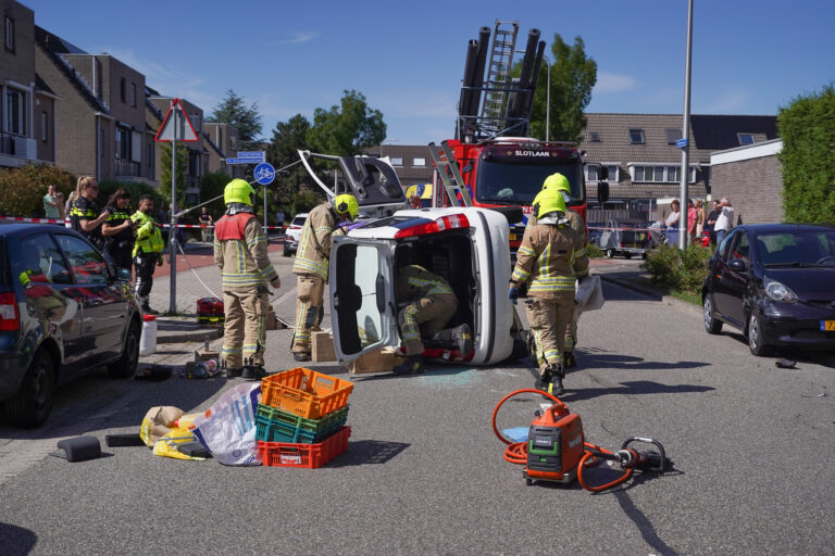 Auto belandt op zijkant na botsing op Van Beethovenlaan