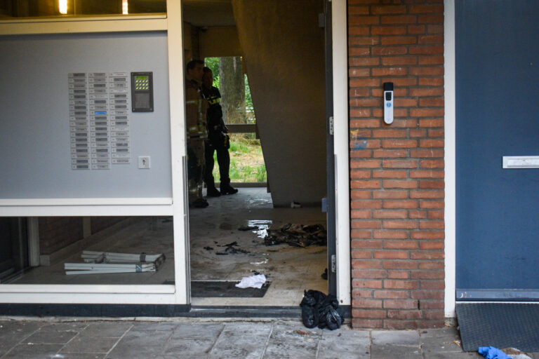 Bewoners blussen klein brandje in trappenhuis aan de Prent