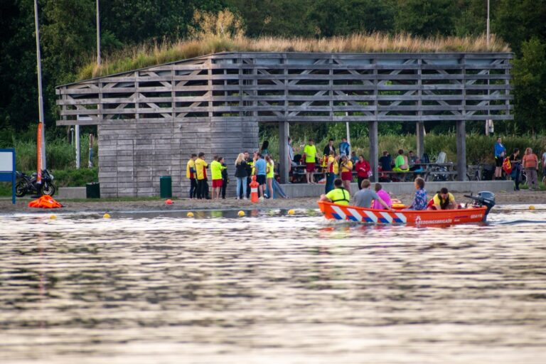 Reddingsbrigade houdt laatste les op surfplas