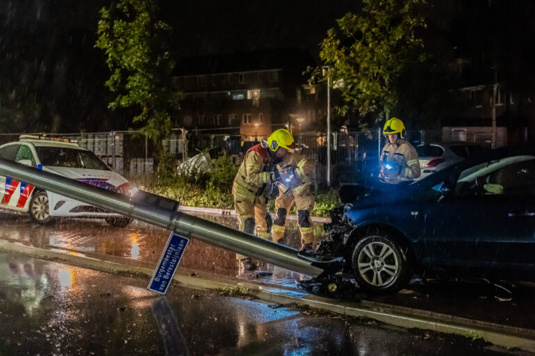 Automobiliste crasht op Burgemeester van Beresteijnlaan