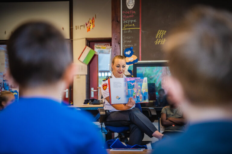 Wijkbrandweervrouw Marlies komt voorlezen in bibliotheek