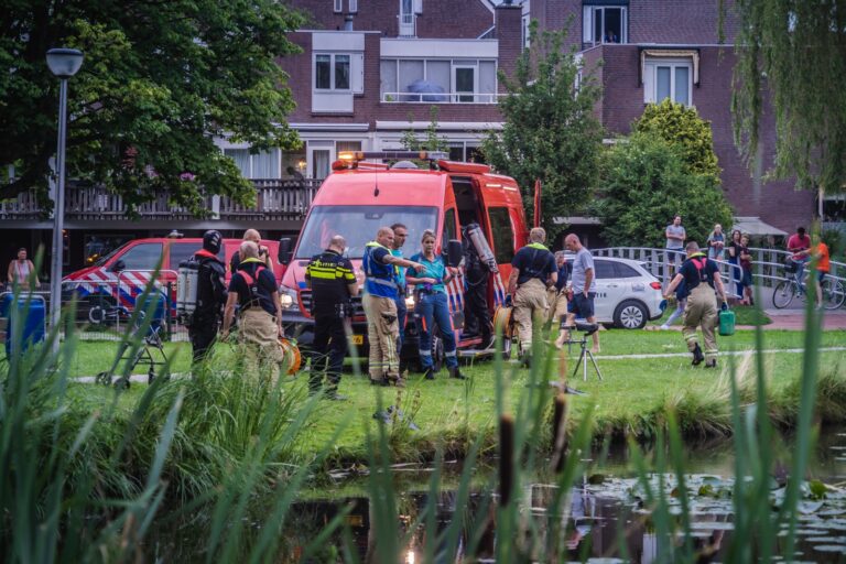 Hulpdiensten doorzoeken vijver na aantreffen rollator langs Atolpad