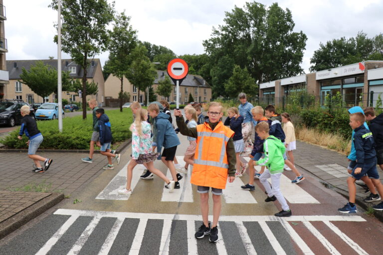 Nieuwe verkeersbrigadiers bij scholen in Krimpen