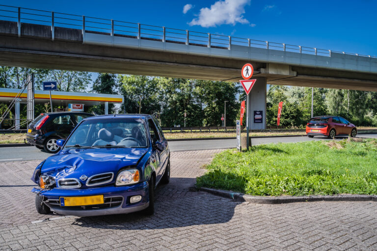 Auto kantelt op Abram van Rijckevorselweg nadat bestuurder op betonblok botst