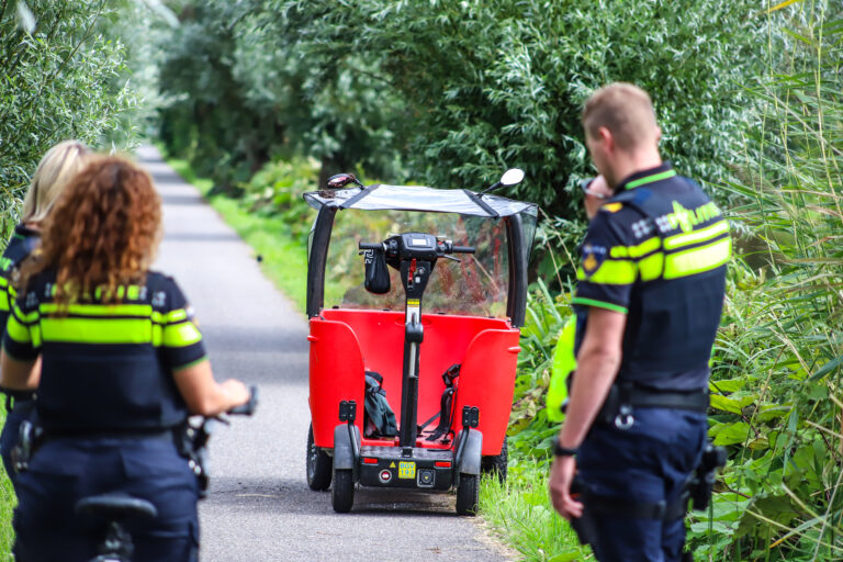 Begeleidster rijdt Stint met kinderen het water in