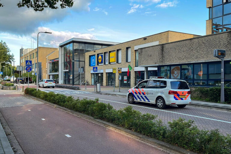 Politie start klopjacht naar man met mes in Schollevaar