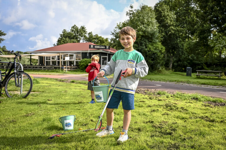 Zwerfafval opruimen in het Schollebos voor een ijsje of kop koffie