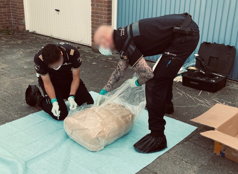 Politie doet drugsvondst na lekkage in Moordrecht