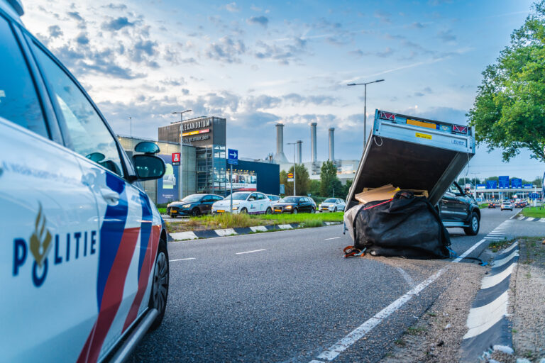 Aanhanger slaat om op Hoofdweg