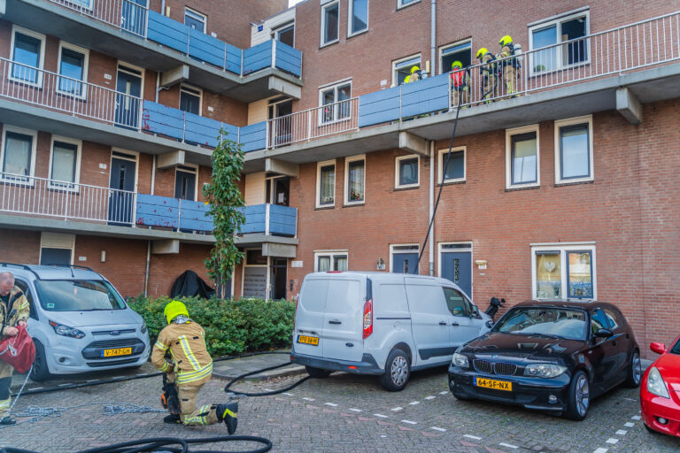 Brandweer blust woningbrand aan Kringdans