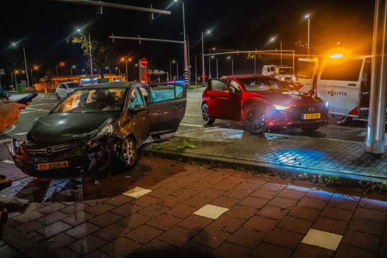 Eigenaar moet op zelfde dag afscheid nemen van gloednieuwe auto na ongeval op Hoofdweg