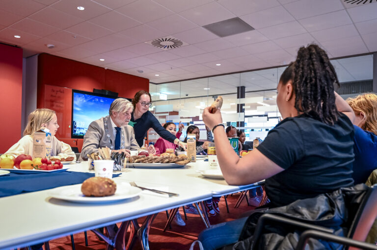 Groep 8 van OBS de Klimop ontbijt samen met burgemeester Peter Oskam