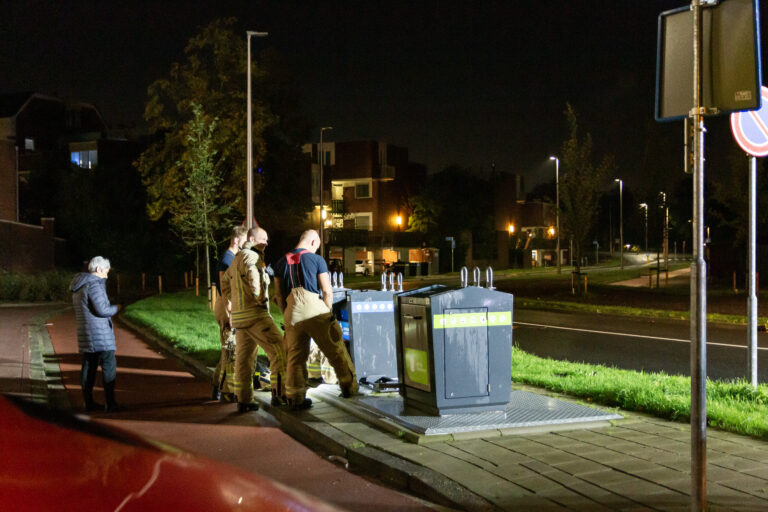 Brandweer bevrijdt kat uit ondergrondse container