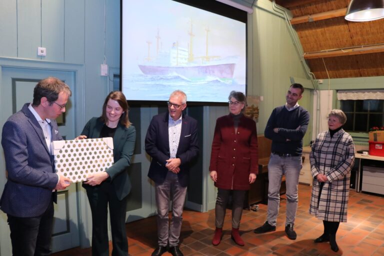 Overhandiging schilderij na lezing over schip de ‘Servaarkerk’