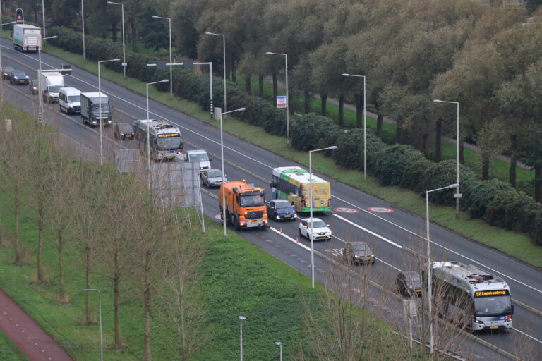 Vertraging op Algeraweg door oliespoor op wegdek