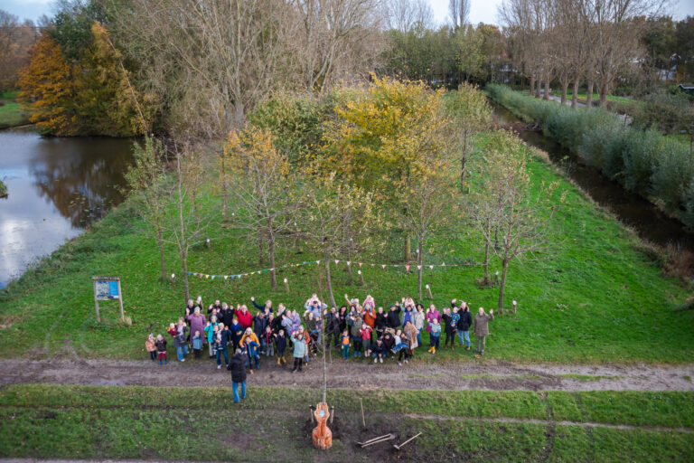 Babybos eindigt met feestelijke planting laatste boom en onthulling kunstwerk