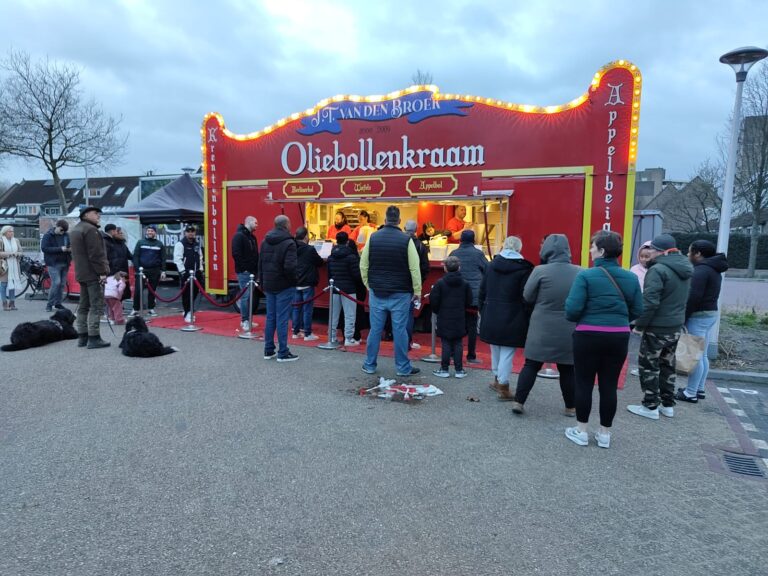 Oliebollenbakkers bakken erop los tijdens laatste dag van het jaar