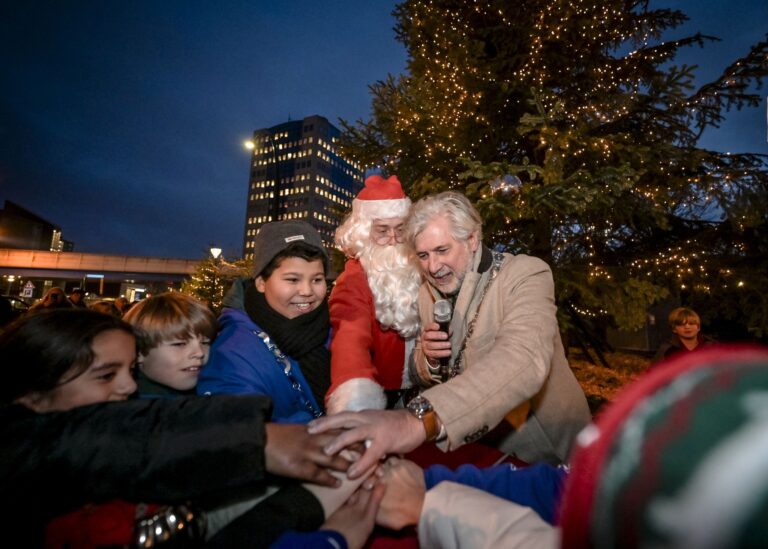 Alom gezelligheid bij ontsteking lichtjes in kerstboom