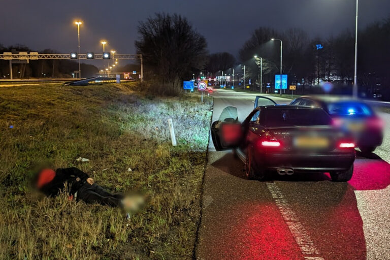 Automobilist na achtervolging klemgereden op afrit A20