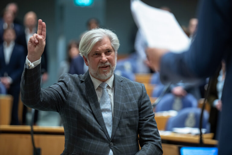 [VIDEO] Peter Oskam beëdigd tot Griffier van Tweede Kamer