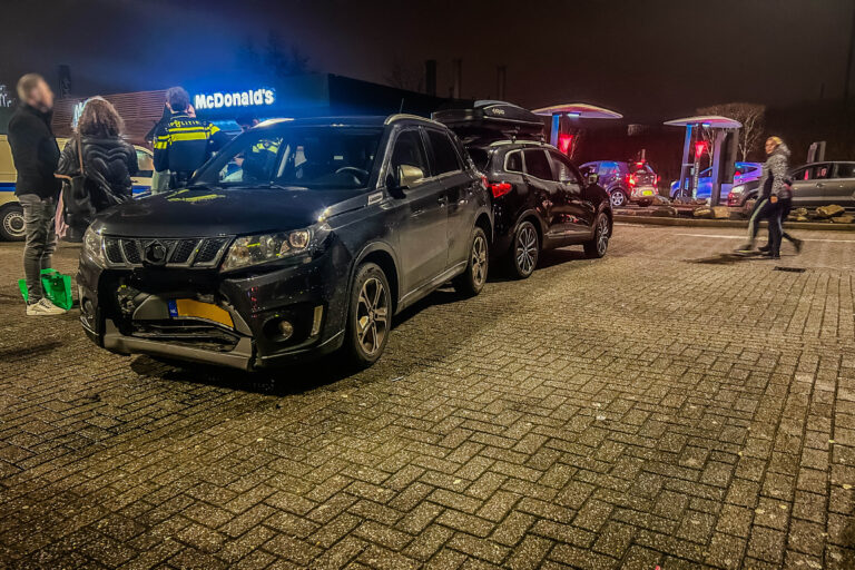 Tweetal op de vlucht na veroorzaken ongeval met gestolen auto bij McDonald’s