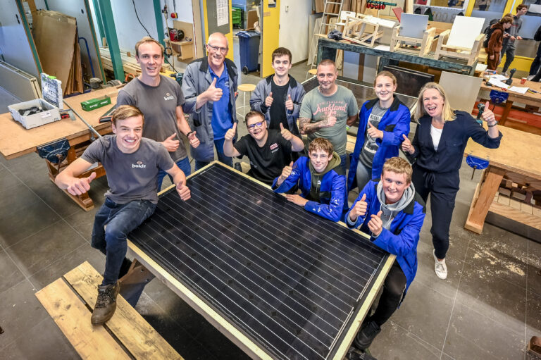 Capelse leerlingen maken ‘powerbanken’ van hergebruikte zonnepanelen